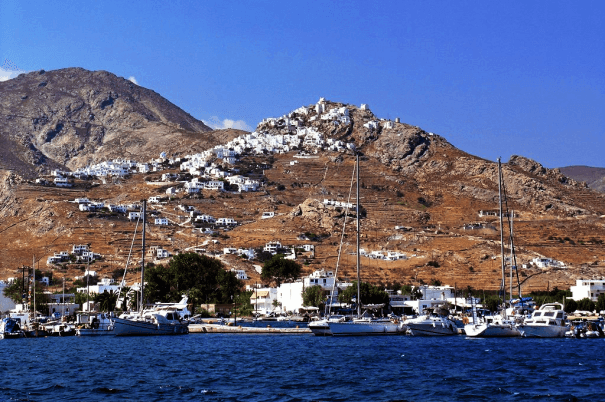 Jòra con su puerto pesquero debajo, como en muchas islas griegas.