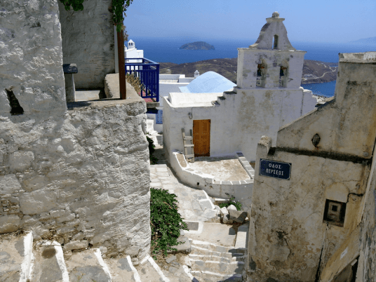 Una callejuela empedrada, como en muchas islas griegas.