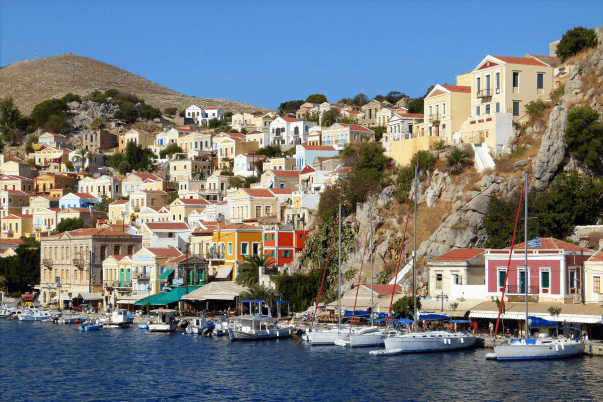 Puerto pintoresco en una de las islas griegas