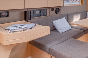 Beneteau-Oceanis-38-Cruiser-ad-desk