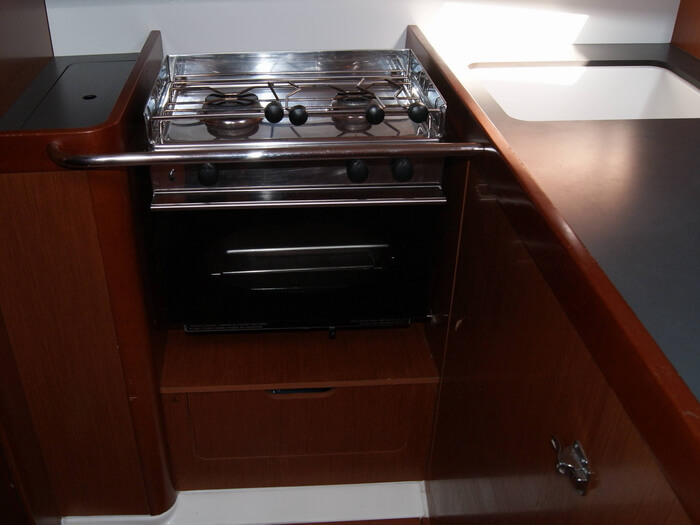 Oceanis-37-je-kitchen.JPG