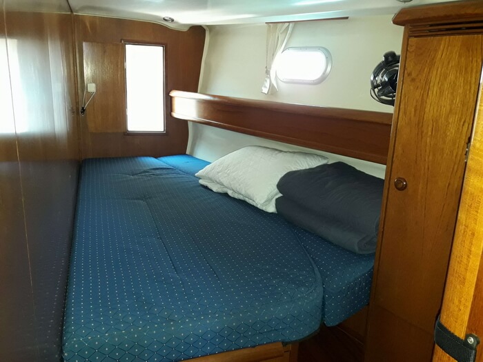Jeanneau-Sun-Odyssey-49-oo-bow-cabin1.jpg