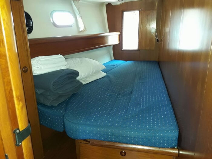 Jeanneau-Sun-Odyssey-49-oo-bow-cabin2.jpg